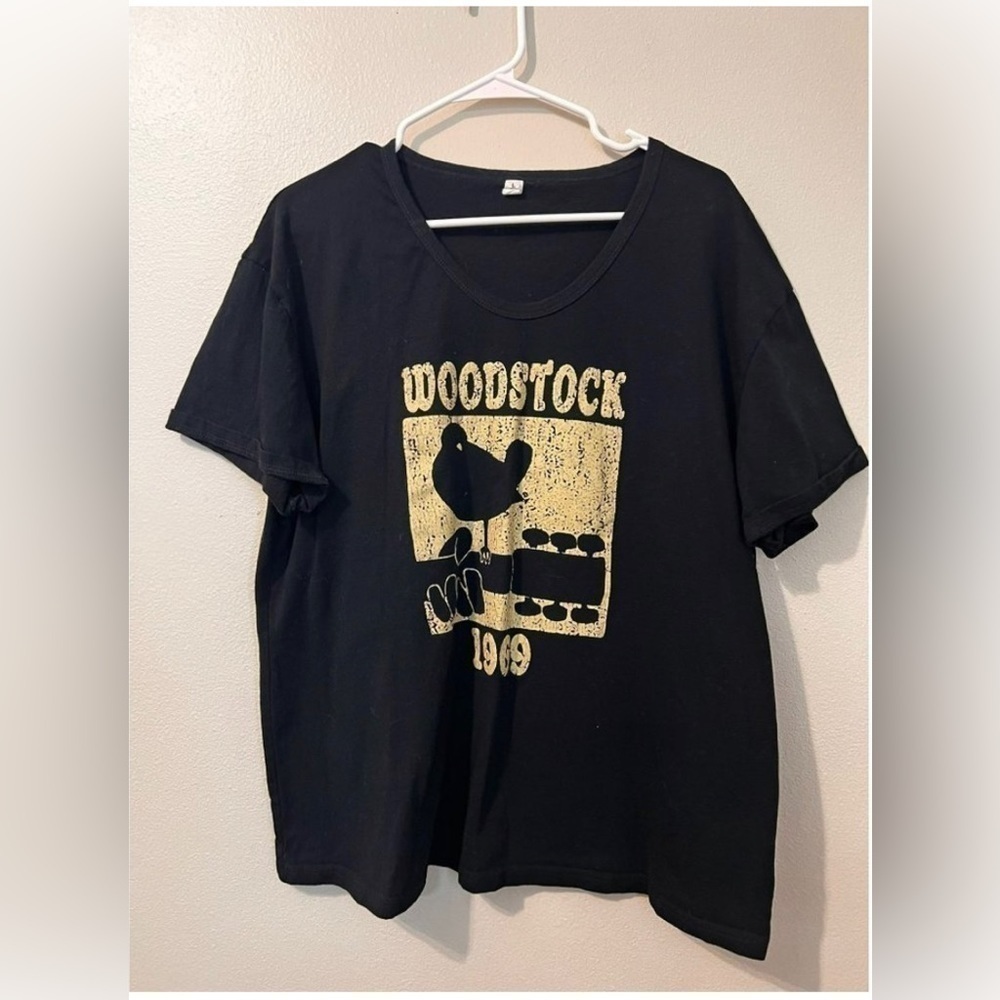 Women’s Woodstock 1969 rock reprint tea in size large